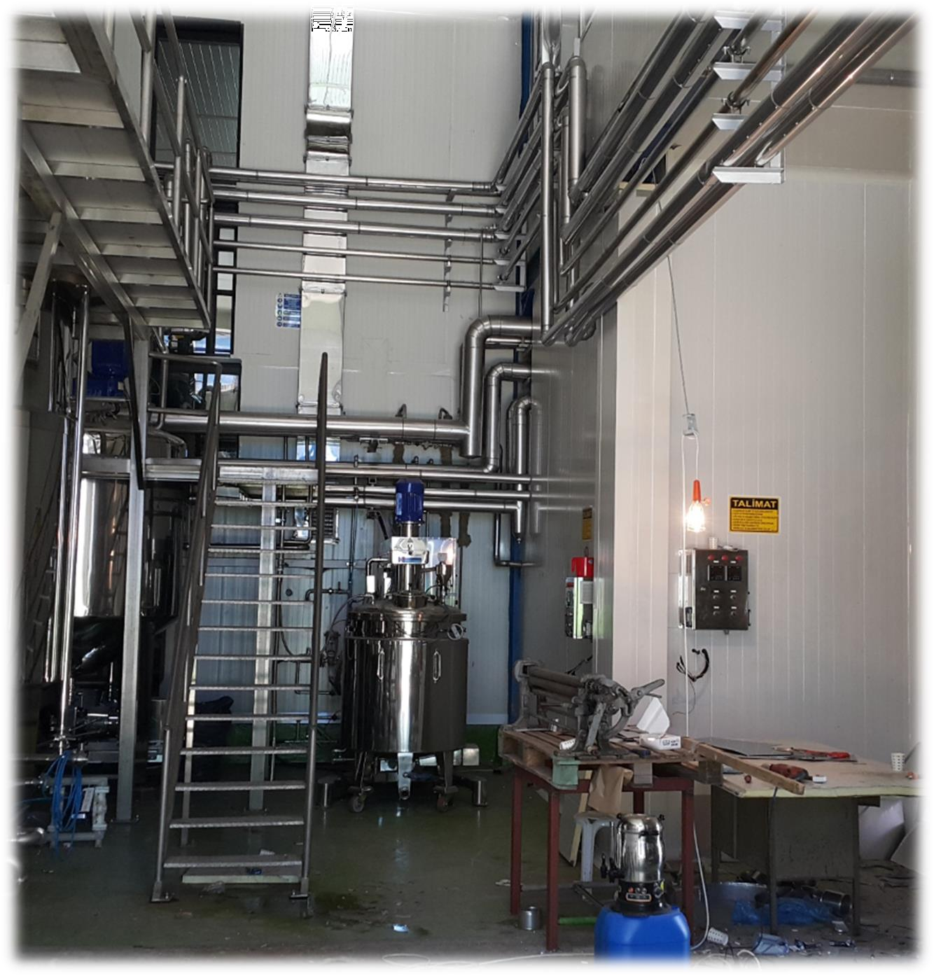 KOZMETİK KİMY A ÜRETİM TESİSİNDEN BİR GÖRÜNÜM A VIEW FROM COSMETIC CHEMI